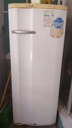 Vende Se uma geladeira