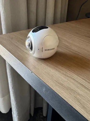 Samsung Gear 360 (SM-C200) Câmera 360° 4K · Seminova