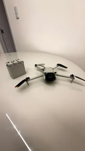 Drone DJI Mini 3 - Leve, Dobrável, Vídeo 4K HDR e Gravação Vertical