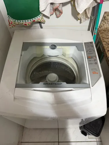Lavadora de roupas Brastemp Clean 10kg branca com painel lateral.