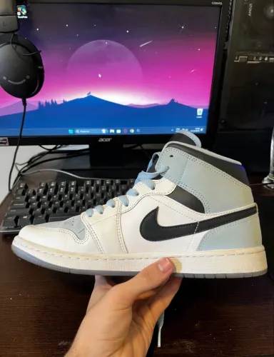 Air Jordan 1 Mid SE Ice Blue