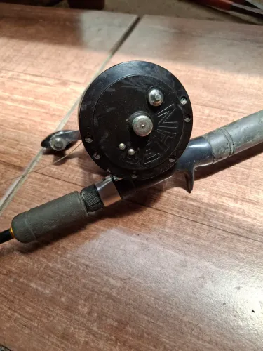 Vara de pesca com carretilha lado direito