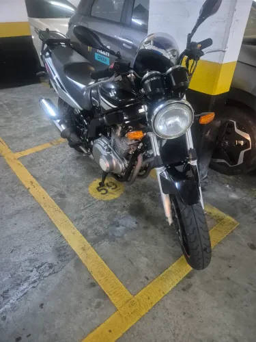 Vendo Suzuki gs 500 sou praticamente 2 proprietário. 