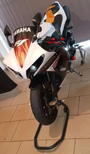 Vendo Yamaha YZF R1 ano 2012 modelo 2013