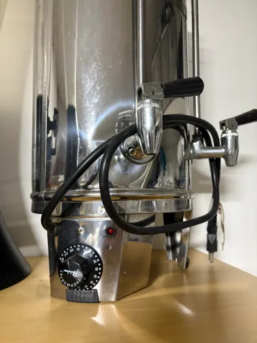 Cafeteira elétrica com 2 bicos