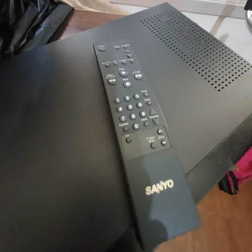 Vídeo cassete Sanyo 4 cabeças nunca foi usado,funcionando com controle e cabos.