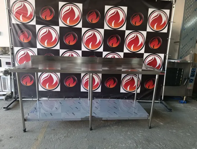 Mesa 1,90x70x85 com espelho & prateleira inferior no estado de nova <br>