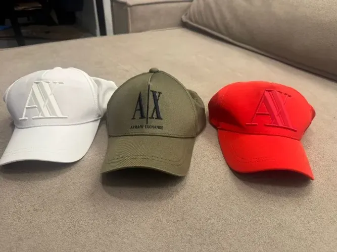 BONÉS ARMANI EXCHANGE ORIGINAIS E NOVOS. ( SEPARADOS 150,00 CADA)