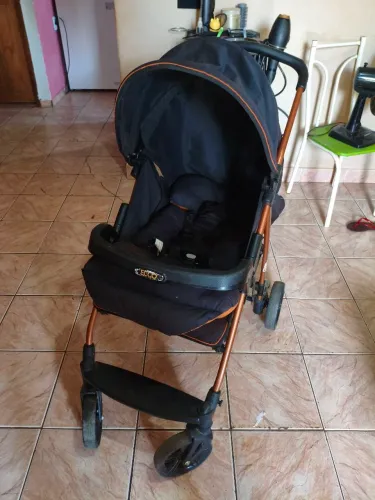  Vendo carrinho de bebê semi novo 