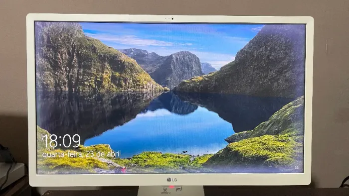 Computador All in One LG 24" - MONITOR COM DEFEITO (vazamento de luz) - usado