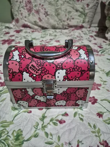 Porta Joia da Hello Kit estilo na cor rosa e branco estilo maleta com trava.