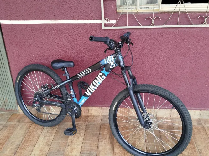 Vikingx tuff 25, ano 2025, da cor preta e azul + guidão yamada e banco south.