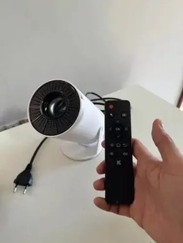 Projetor HY300 com controle remoto