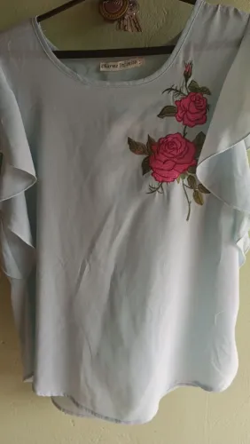 Vendo 2 vestido e3 blusa por20.00 reais