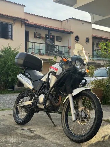 Yamaha XTZ Tenere 250 ano 2013/2014 - Baú, pneu traseiro novo, pronta para rodar