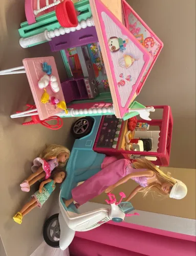 Casa da Chelsea, food truck Barbie e três bonecas originais