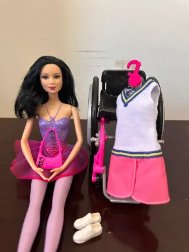 Lote Barbie Bailarina Roupas Tenista Bolsa Cadeira de Rodas