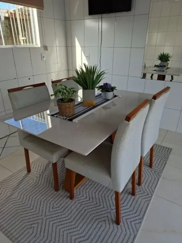 mesa de vidro com 4 cadeiras