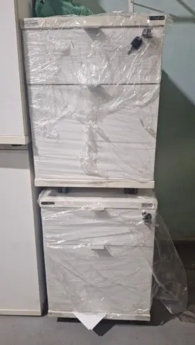 Gaveteiros com rodinhas em bom estado