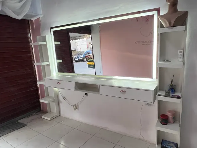 Espelho led e bancada para salão de beleza