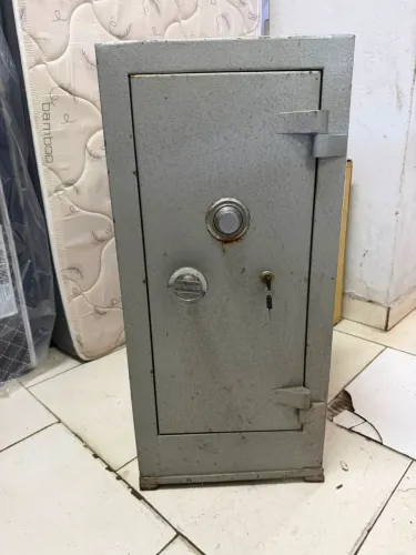 Cofre resistente feito em aço e concreto com chave segredo