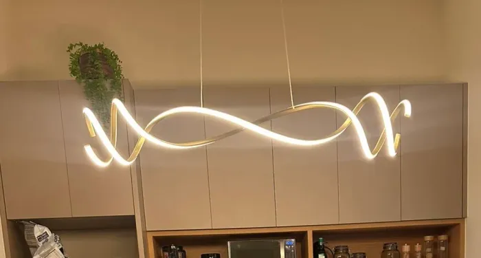 Lustre Pendente LED 120cm Dourado Moderno Ondulado (Altura Regulável)
