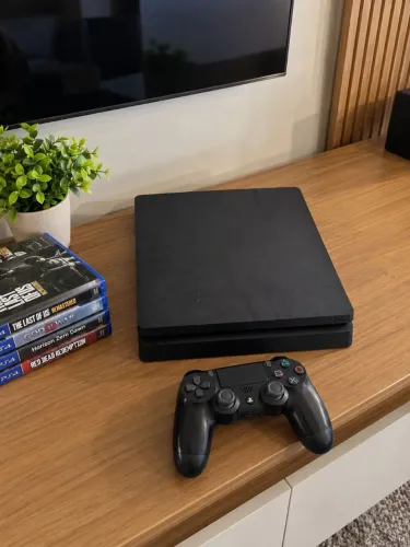 PS4 slim 1 TB + 4 jogos físicos