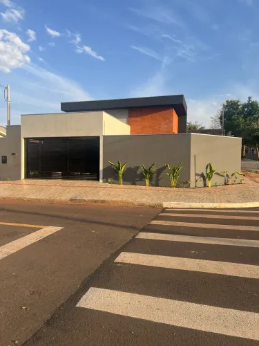 Linda Casa com quintal e paisagismo