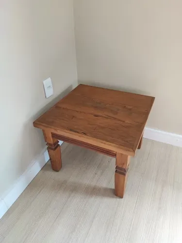 Mesa de centro de peróba maçica