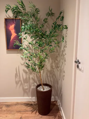 Vasos com plantas artificiais