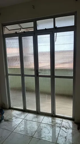 Porta grande linha 25 com bandeira