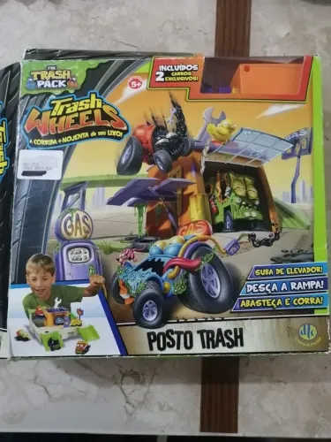 Brinquedo Trash Pack Whells - posto de gasolina com caixa e manual 