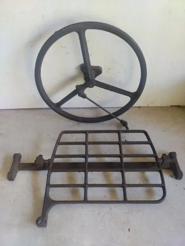 Roda e pedal de máquina de costura antiga decoração