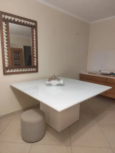 Mesa Quadrada 1,50m Vidro E Laca Branca (Excelente Estado) - 6 a 8 Lugares.
