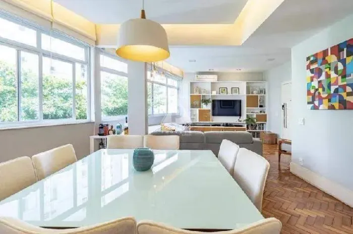Apartamento em Copacabana: 2 Quartos (1 Suíte com Closet), Vaga