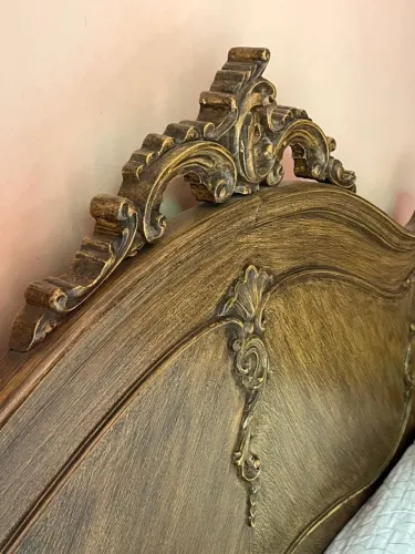 Cama vintage em madeira