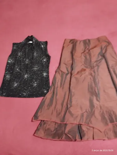 Lindo conjunto de saia e blusa novo somente R$100
