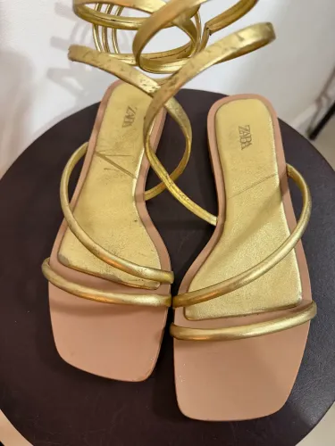sandália rasteira zara gladiadora dourada 37