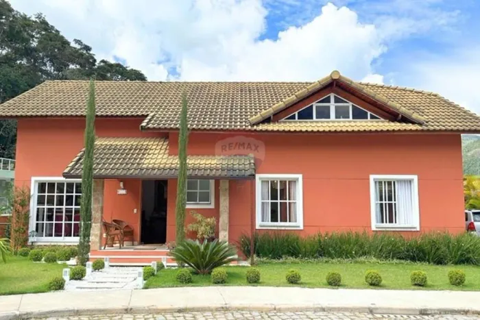 Casa à venda com 4 suítes e 230 m² no Vivre Residence de Itaipava