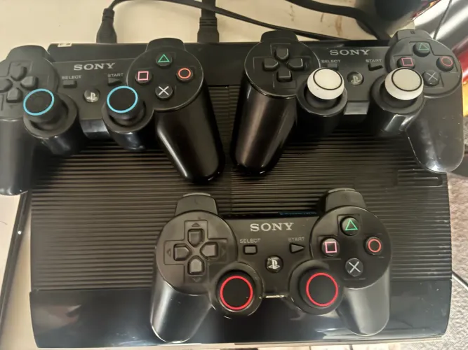 Ps3 desbloqueado/ 3 controles original