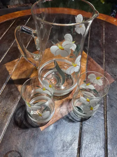 Jarra refresqueira e 2 copos em vidro, pintados a mão