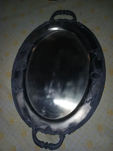 Bandeja antiga oval, detalhes em estanho