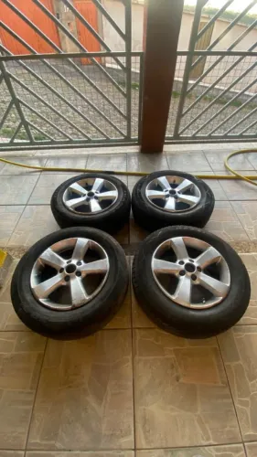 Rodas aro 15 com cinco furos com dois pneus bons