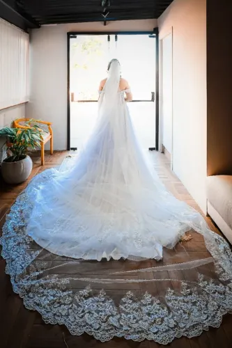 Vestido de Noiva Luxuoso Off Shoulder Bordado com Pedrarias - Excelente Estado