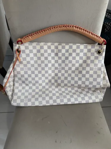 Bolsa charmosa e espaçosa