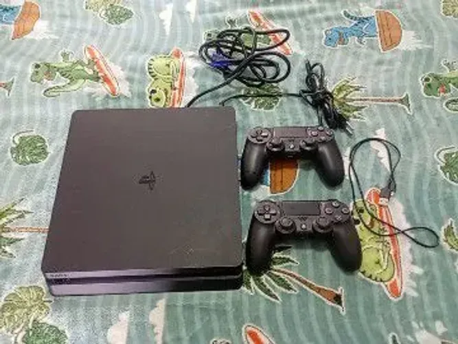 Desapego de um ps4 semi novo com 2 jogos