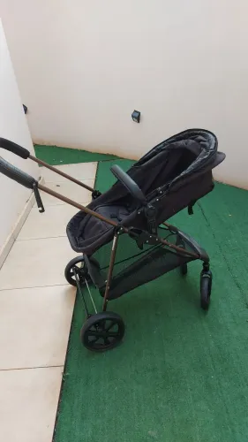 Carrinho de bebê galzerano com bebê conforto