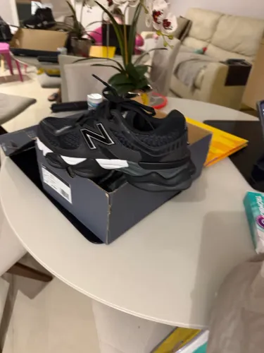 Tênis New balance 9060 preto 41/42 - novo