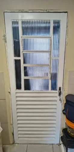 Porta de FERRO com Caixilho a retirar