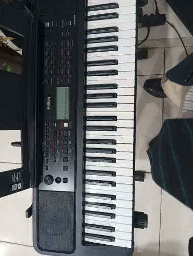 Teclado Yamaha PSR e383 semi novo comprei no mês de maio, poucas horas de uso